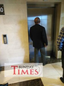 Le PPS quittant son bureau ce matin