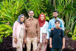 Hasnaa en compagnie de ses parents et ses deux frères
